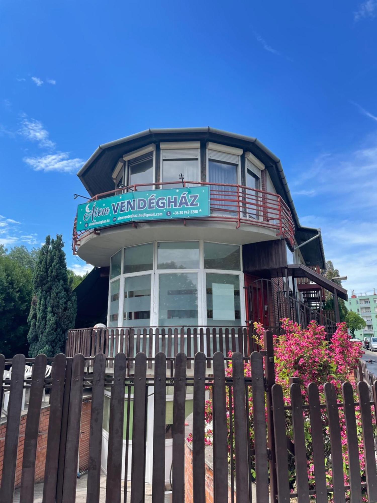 Alom Vendeghaz Hotel Dunaújváros Buitenkant foto